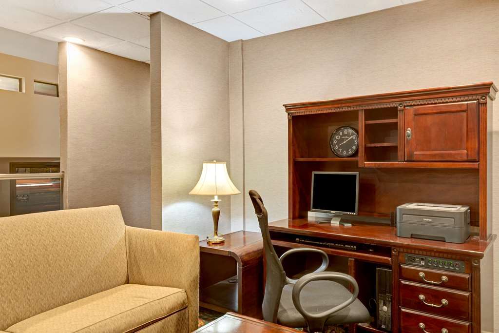 Days Inn By Wyndham Woodbury Long Island Facilities photo