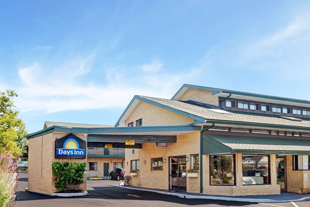 Days Inn By Wyndham Woodbury Long Island Exterior photo